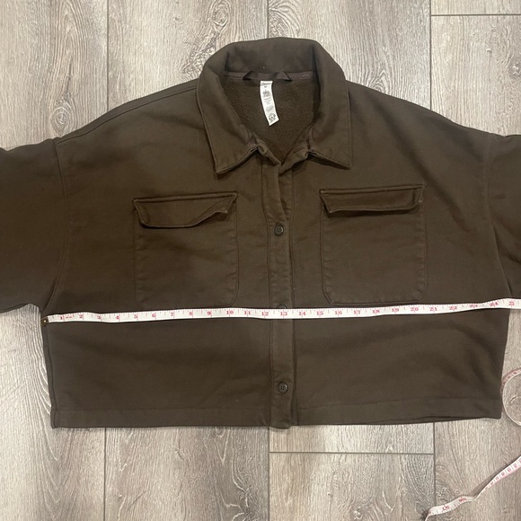 Alo yoga cropped button up sweatshirt. Boxy fit. - Picture 5 of 7